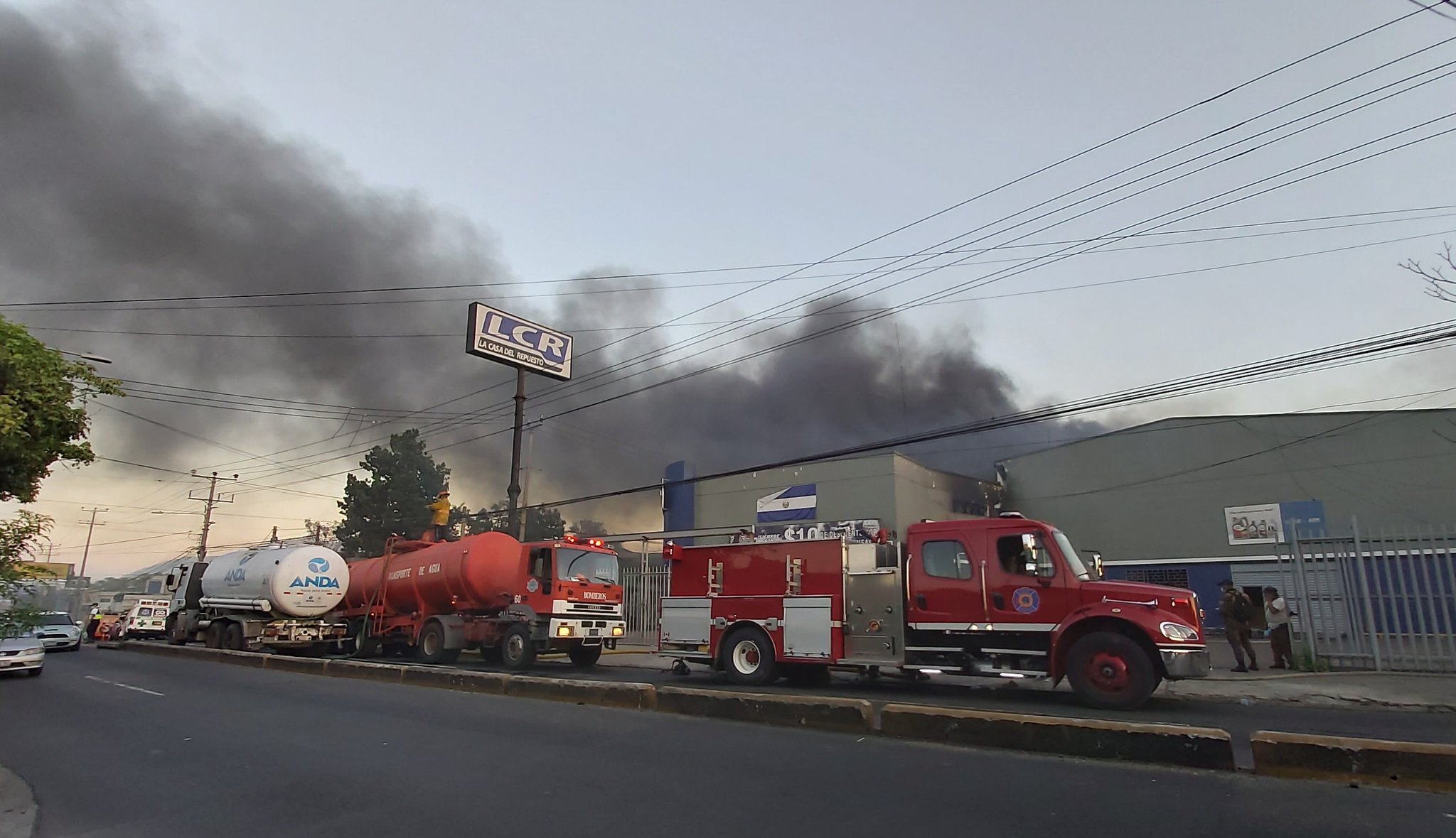Bomberos logra sofocar el incendio de una venta de repuestos en el bulevar Venezuela, San Salvador bomberos-logra-sofocar-el-incendio-de-una-venta-de-repuestos-en-el-bulevar-venezuela-san-salvador